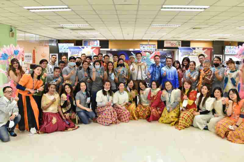 友達推動「安心、、創新、、、用心、、同心、、盡心」五星職旅，，，為菲籍員工打造全方位照護，，，，首度贏得「人權實踐與發展領袖獎」殊榮