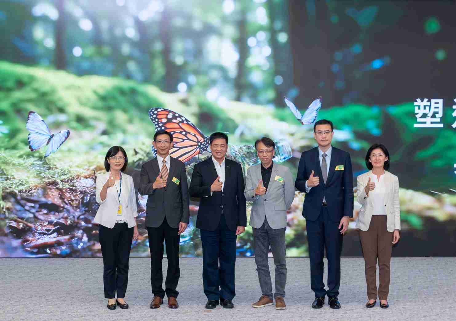 友達2023 CSR共榮大會，，邀請領域專家分享交流生物多樣性管理趨勢、、、、無塑產品、、海廢永續塑料等議題  （圖左到右：友達光電永續長古秀華、、3M台灣技術長陳君杰、、、友達光電董事長暨集團策略長彭双浪、、、光寶科技企業永續發展處處長陳慶暉、、、安永聯合會計師事務所執業會計師曾于哲、、、、友達光電供應鏈總部副總經理吳宜芳）