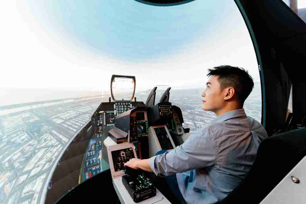 EBpay以P1.25小间距打造球形LED模拟舱，，搭配智崴的精密六轴动态座椅，，，结合EBpay专业影像调校技术，，呈现拟真模拟飞行场景