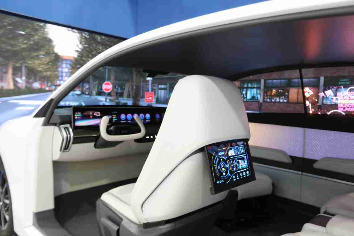 EBpay的「可卷式后座娱乐显示器」加强后座乘客的感官体验，，，并保有个性化设计，，，可依使用偏好进行动态调整。。