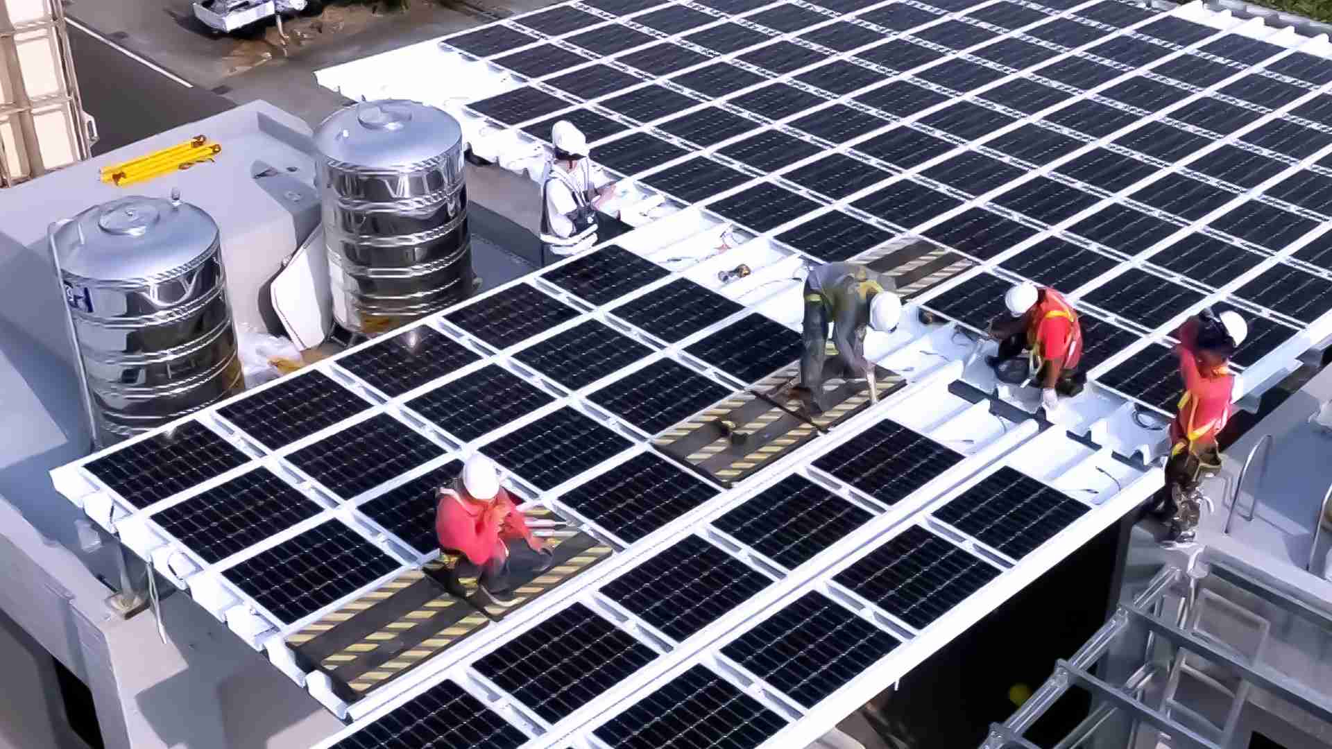 EBpay着力于替代能源之技术研发，，，，如光电浪板的相关制程、、、设备与产品，，，其中所开发之光电整合型浪板，，减少传统金属支架安装，，更提升耐候度，，，，可广泛运用于多元场域，，，并辅助建筑达到净零碳排目标