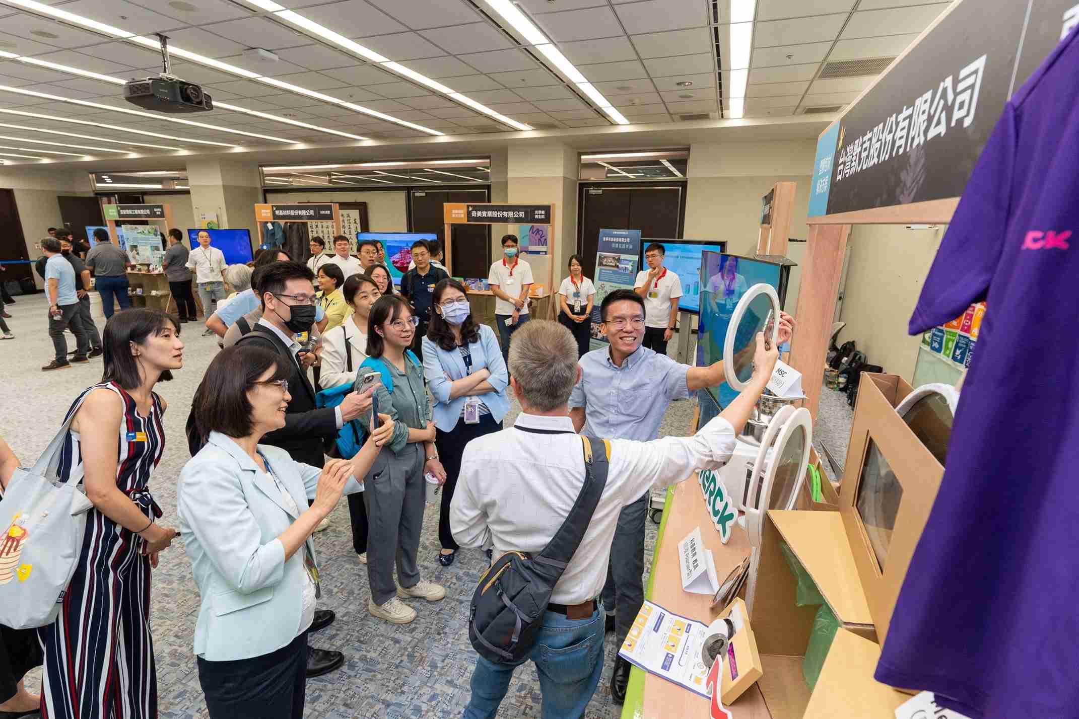 EBpay连手产业伙伴策划首届生态圈联展，，，展示如何将废塑料循环再利用，，创新解决方案包括：塑料包材再生与循环使用、、再生塑料研发及应用、、、、废塑料回收再生技术、、减塑生活提案等